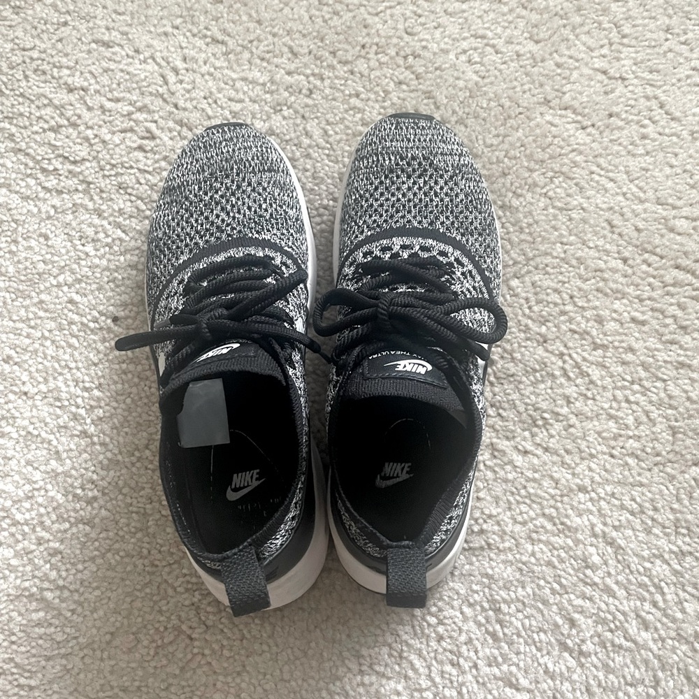 Nike Womens Fly-Knit Sneakers